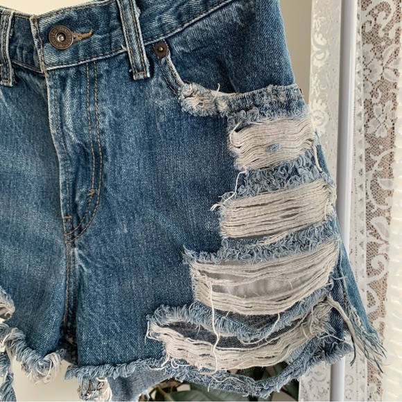 Vintage Levi’s 508 Distressed Denim Shorts - Picture 3 of 7